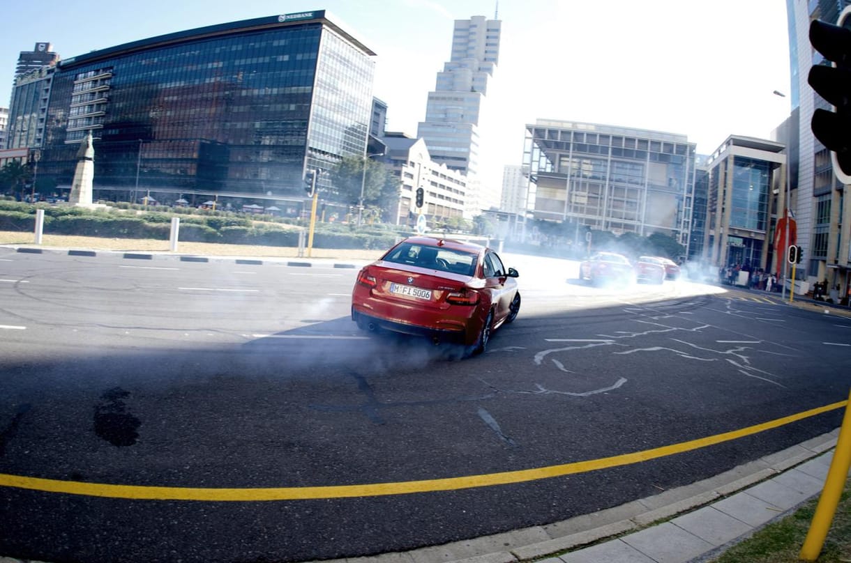 Megbénították Cape Town belvárosát a driftelő BMW-k