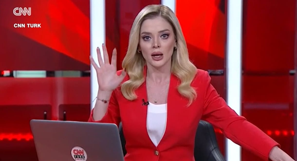 Felhívnák az anyámat? – kérte élő adásban a török CNN műsorvezetője, miközben földrengés rázta a stúdiót