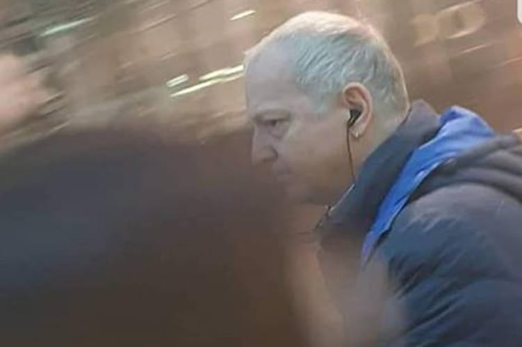 Megütött a mozgólépcsőn egy gyereket, keresik a rendőrök
