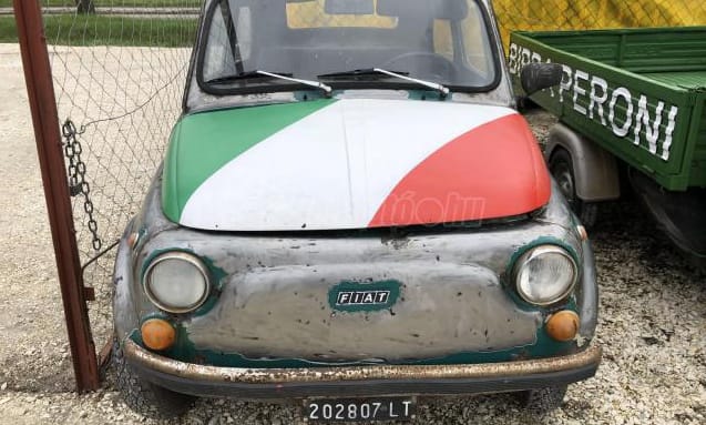 Virágtartónak hirdetik, de jobb sorsért kiált ez az óbudai kis Fiat 500