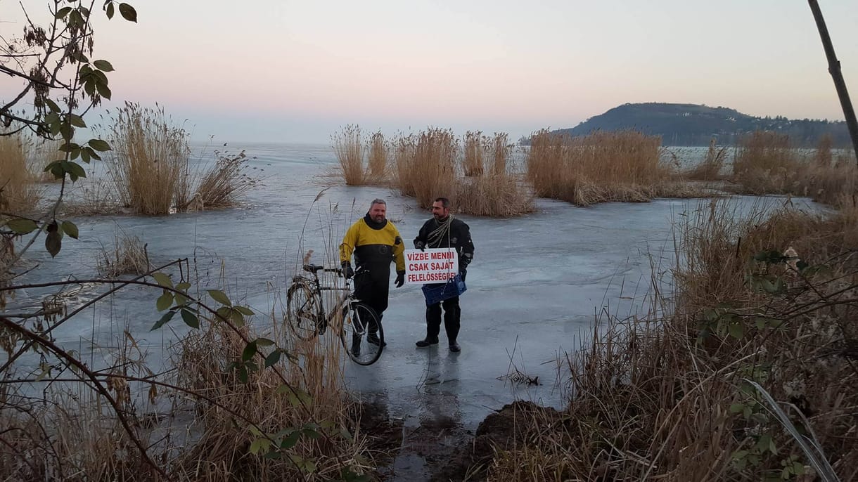 Beszakadt a Balaton jege egy biciklis alatt – fotó