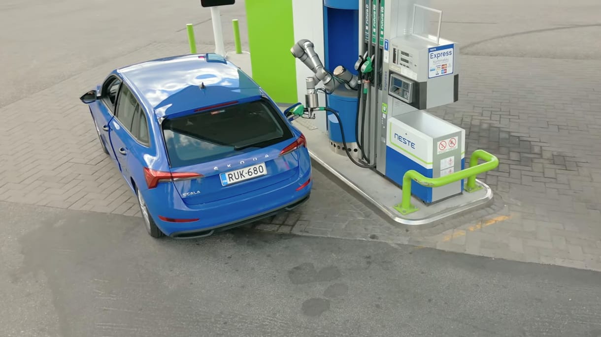 Itt a robotkar, ami képes önállóan megtankolni egy autót