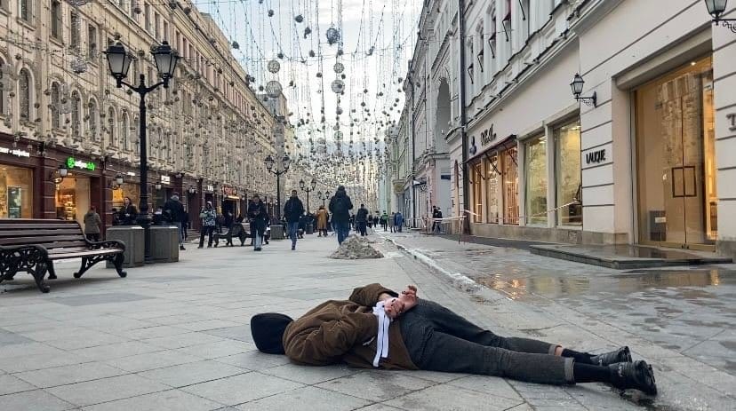 A földön fekvő, hátrakötött kezű ember lett az orosz brutalitás elleni tiltakozás szimbóluma