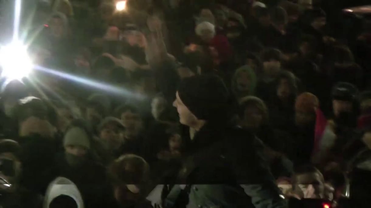Videó: így rohamozták meg a Parlamentet a diákok