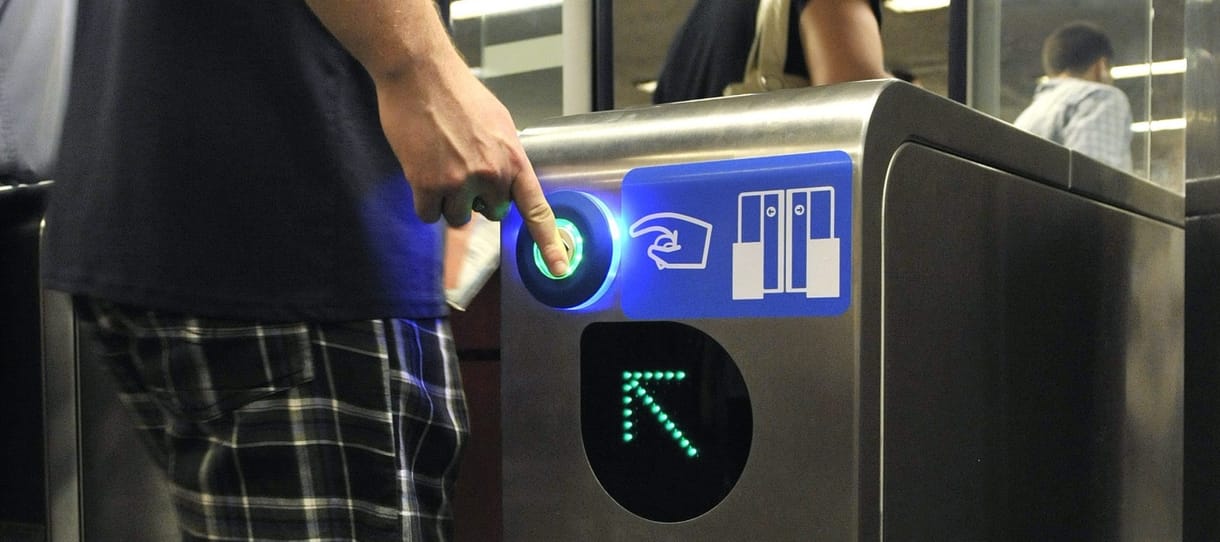 Világváros Budapest: A metró beléptetőkapuit az ellenőr nyitogatja majd az utasoknak