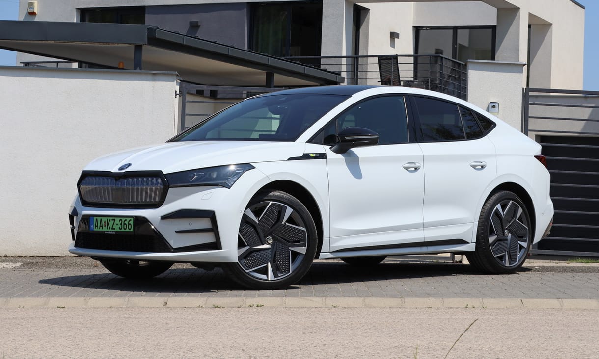 Feketén-fehéren ez a legerősebb Skoda: teszten a 299 lóerős új Enyaq villanykupé