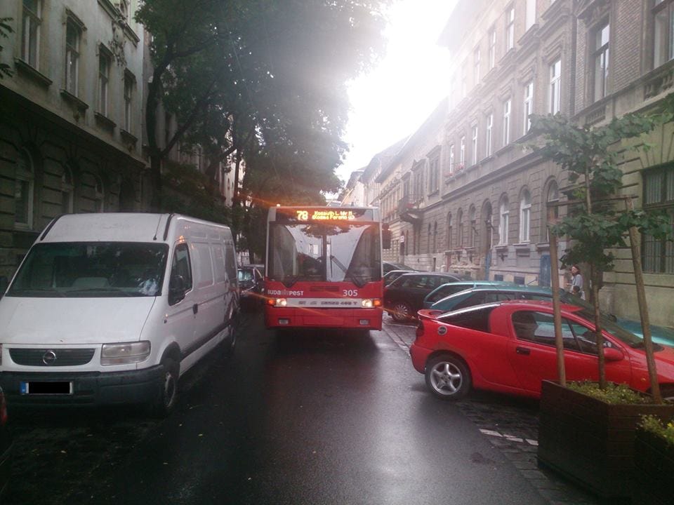 Fotó: Pofátlanul parkoló autó miatt kellett pótlóbuszokat indítani Budapesten