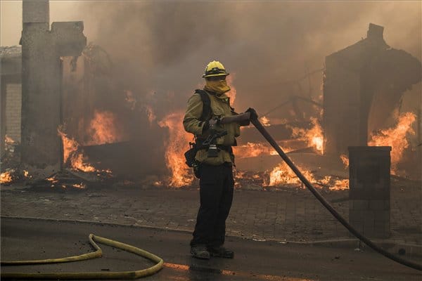 Nem bírnak a tűzoltók a kaliforniai erdőtűzzel – fotók