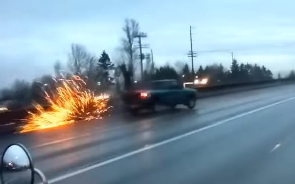 Balesetet okozott a pickup sofőrje, és még neki állt feljebb – videó