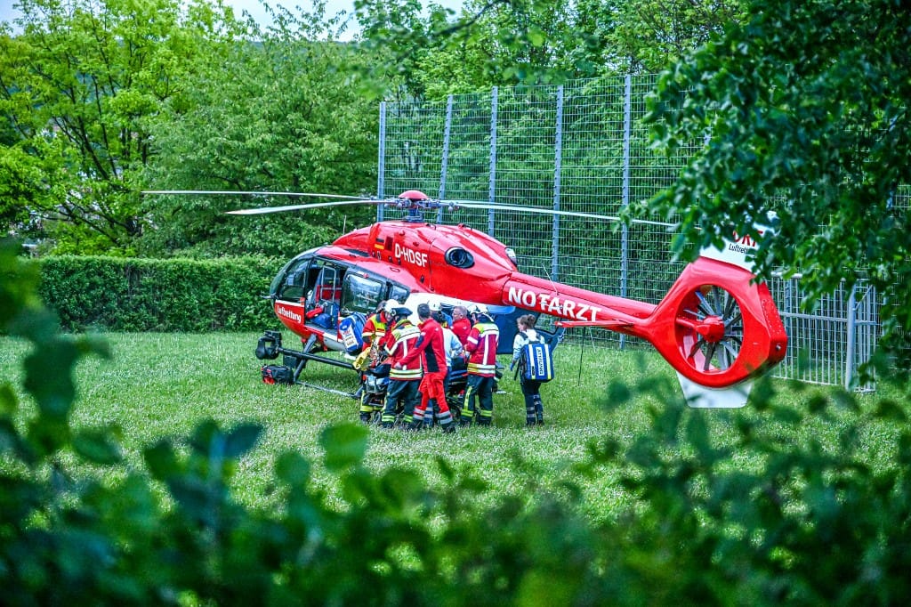 Sportcsarnok tetejére másztak fel német gyerekek, beszakadt alattuk