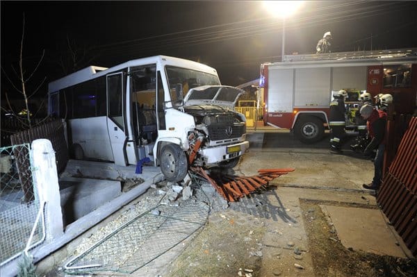 Kerítésnek rohant egy gyerekeket szállító busz Bicskén, meghalt a sofőr