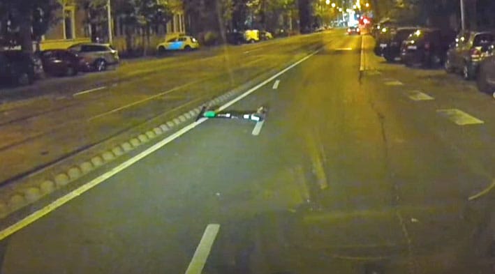 Videó: Két villanyroller hevert éjszaka egy pesti főúton, az egyiken át is hajtott egy autós