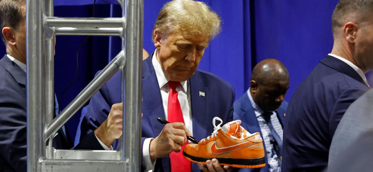 Trump dollármilliókat keres azzal, hogy a nevét viselő gagyi tárgyakat elkapkodják a hívei