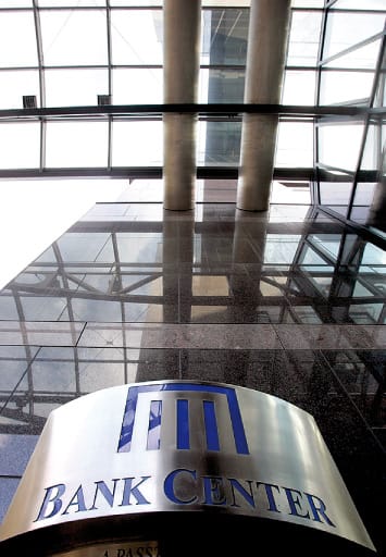 Hová tűntek az üvegfalak a Bank Centerből?