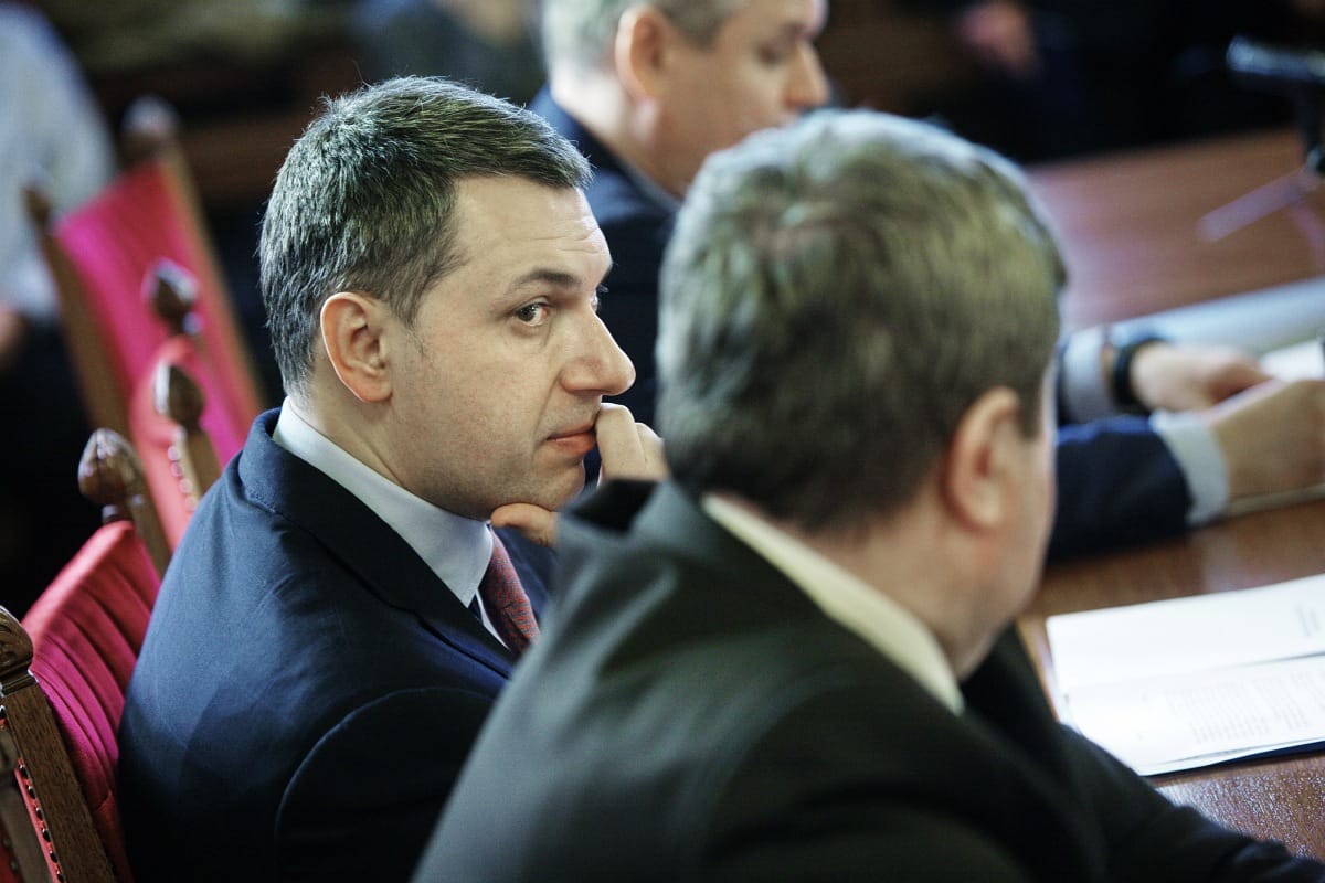 Rejtélyes kavarás miatt égett le Lázár arcáról a bőr