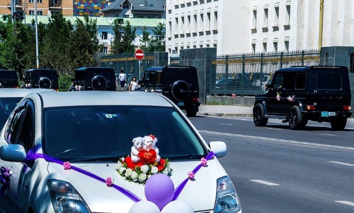 A nap fotója: A végletek esküvői autós menete