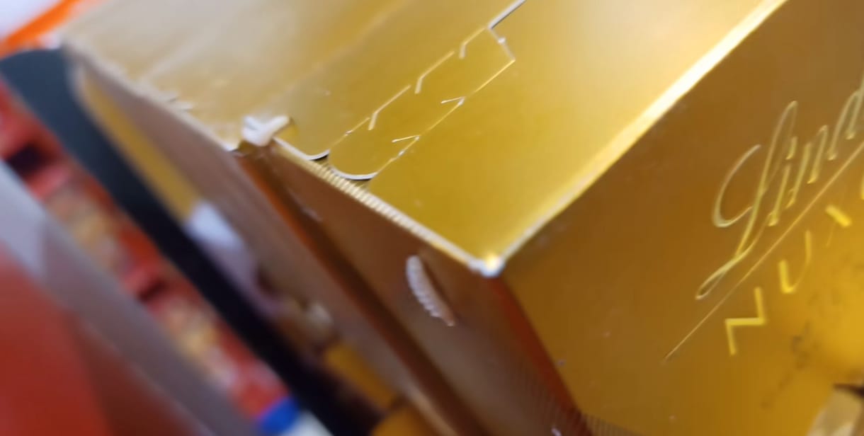 Kukacos csokit videóztak le a tatabányai Tescóban