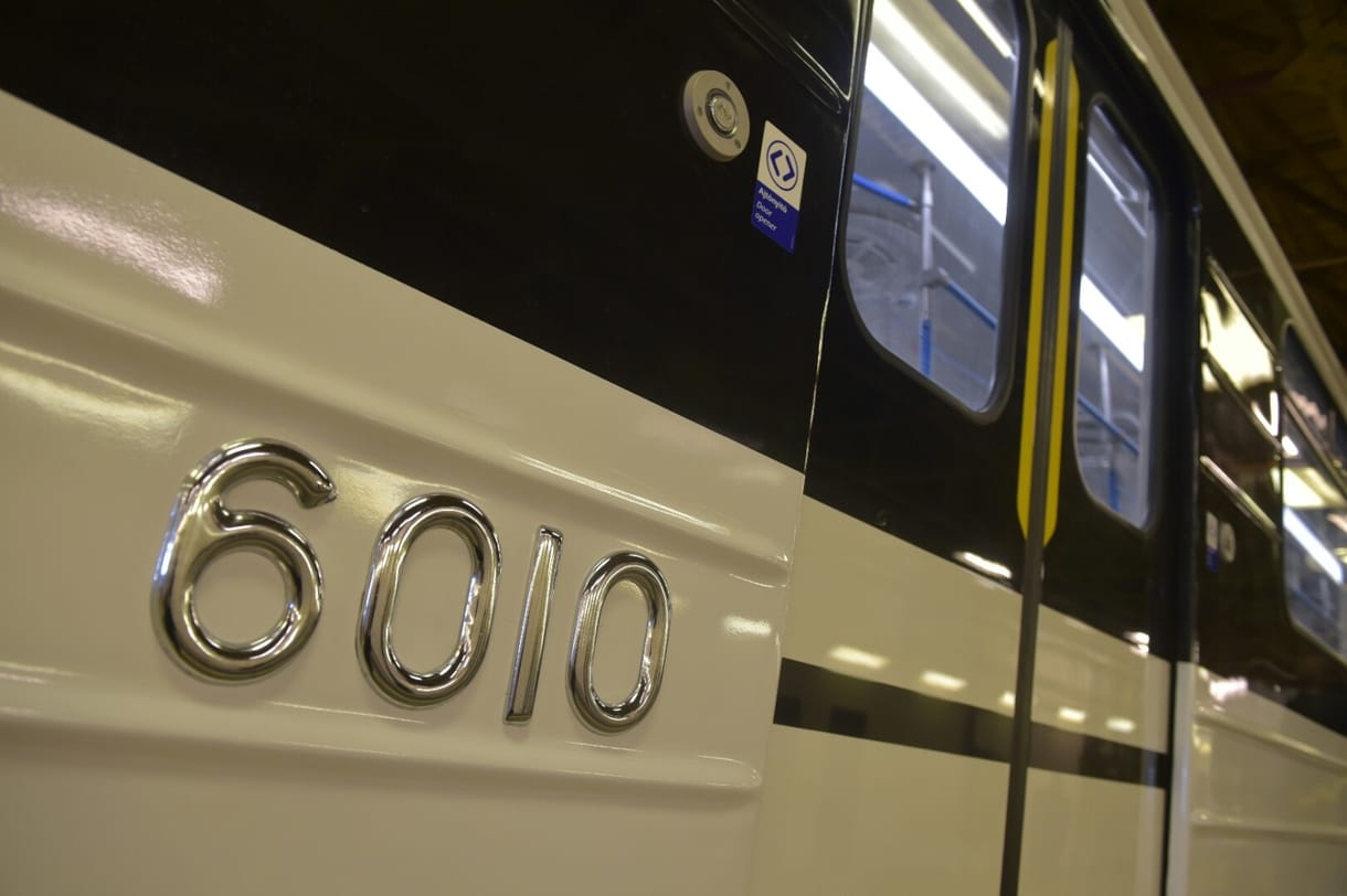 Videó: Így szabadították ki a Klinikáknál metró alá esett embert a tűzoltók