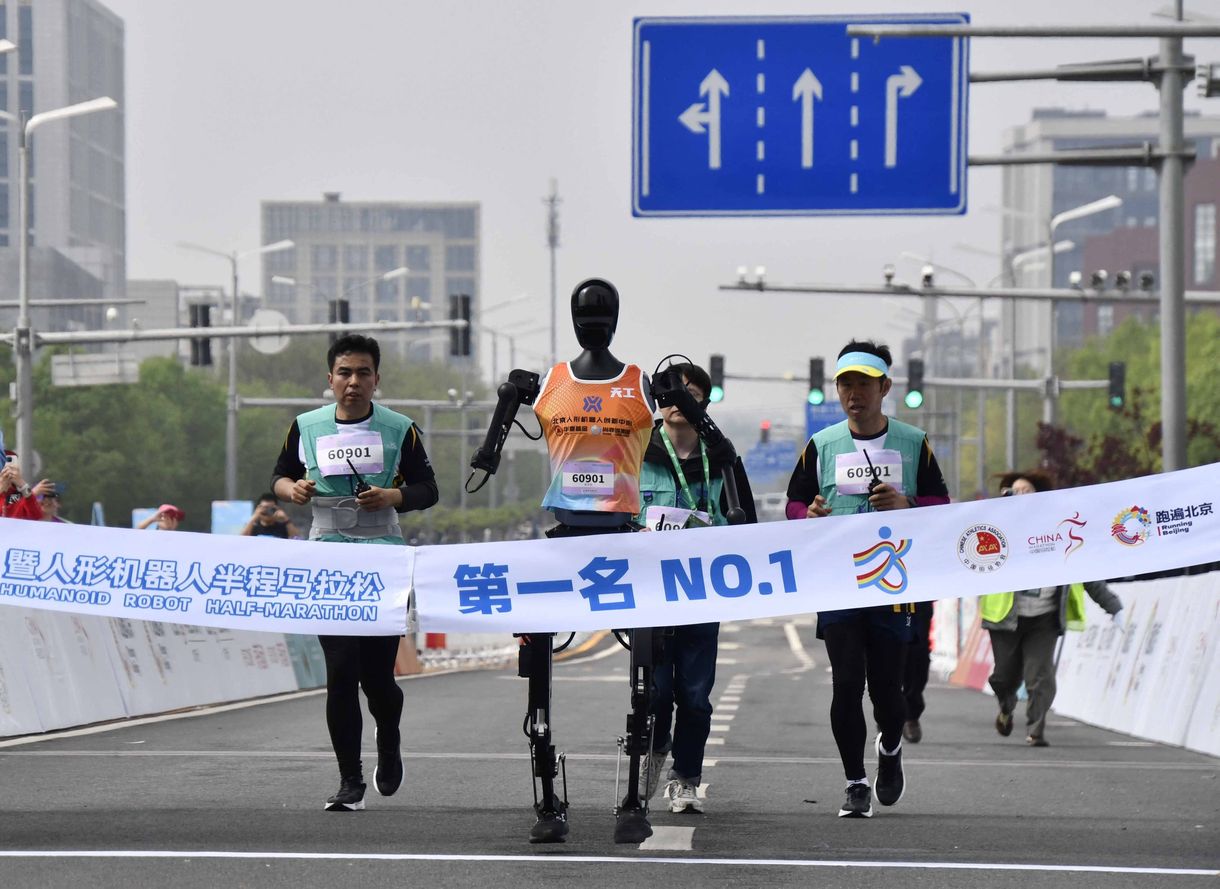 Humanoid robotok is versenyeztek a pekingi félmaratonon – videó