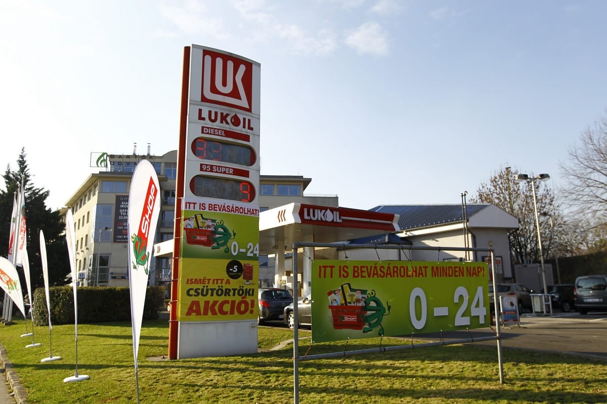 Péntektől megint olcsóbb lesz a tankolás