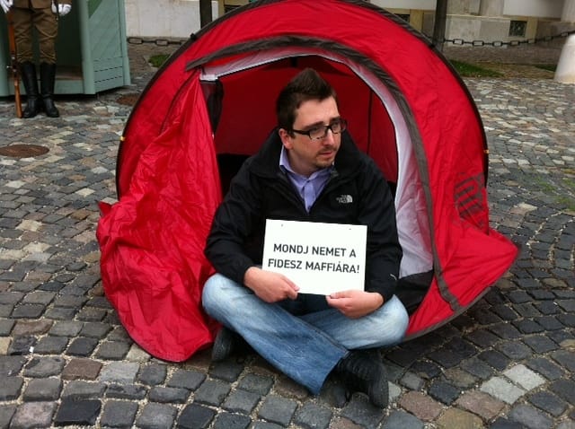 12-en a Sándor-palota ellen: PM-akció Áder hivatalánál