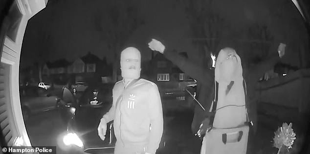 Méretes zsinórantennával hadonászva viszik el a kulcs nélküli autókat a tolvajok – videó