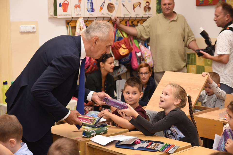 A fideszes Szita Károly személyesen adta át az ajándék tolltartót a kisiskolásoknak