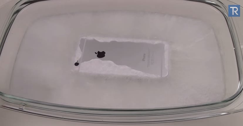 Ez történik, ha egy iPhone 6-ot forró jégbe tesznek