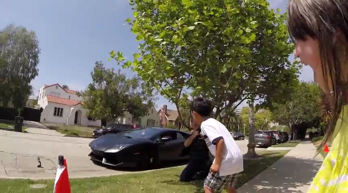 Egy egész konvoj Lamborghinivel lepték meg a 7 éves kisfiút - videó