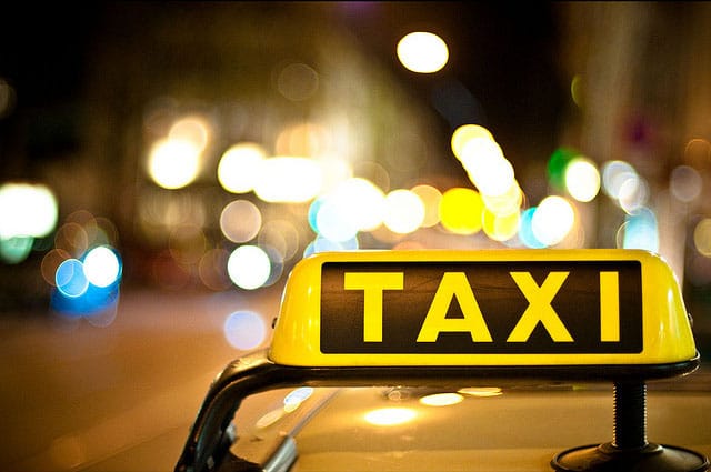 Utassal a csomagtartóban száguldozott egy német taxis