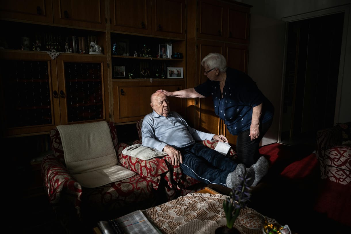 „Ebbe a tükörbe nehéz belenézni” – unokájuk fotózta végig Marika és Sándor tízéves búcsúját