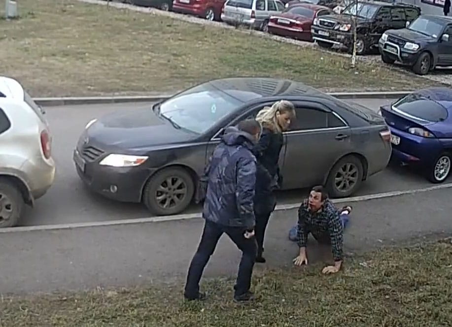 Kis híján halállal végződött egy parkolóhelyért vívott bunyó – videó