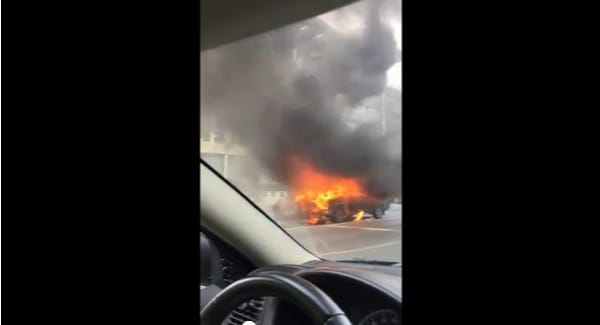 Lada lángolt a Váci út és a Dózsa György út sarkán a fővárosban - videó