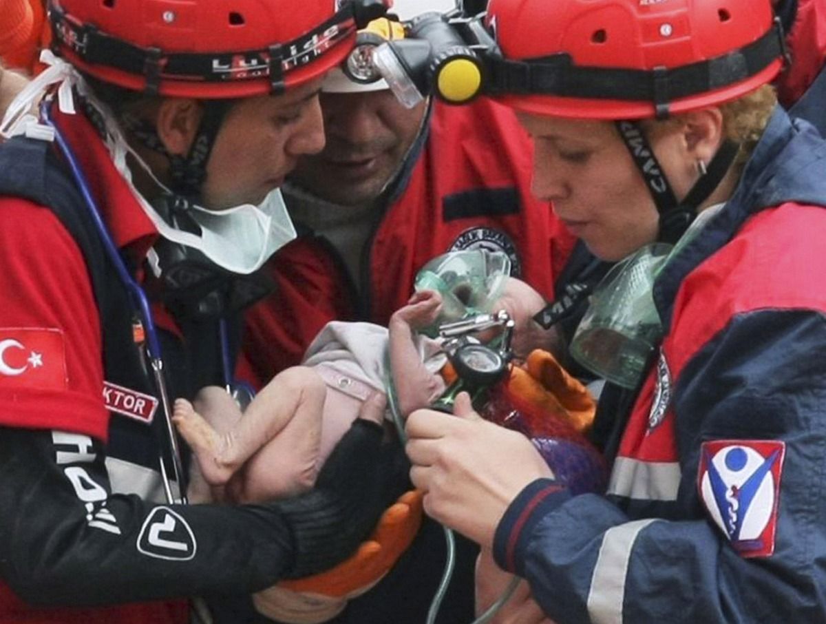 Újabb török túlélő: 66 órát töltött a romok alatt egy tanárnő