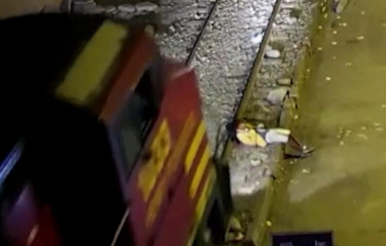 Elütötte a vonat, mégis kimászott alóla – videó csak erős idegzetűeknek