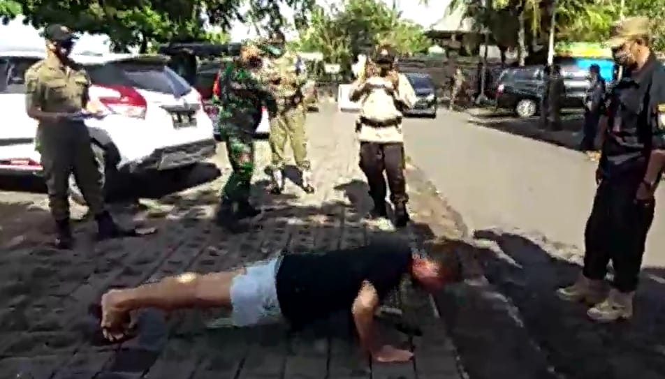 Balin utcai fekvőtámasszal büntetik azt, aki nem hord maszkot