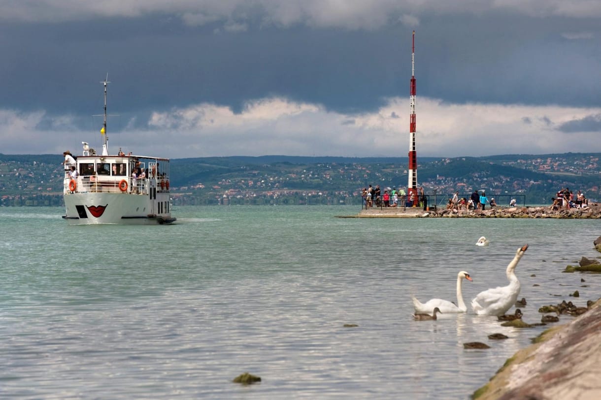 A Balaton vizével együtt egy uszályt is leeresztenek a Sió-csatornán