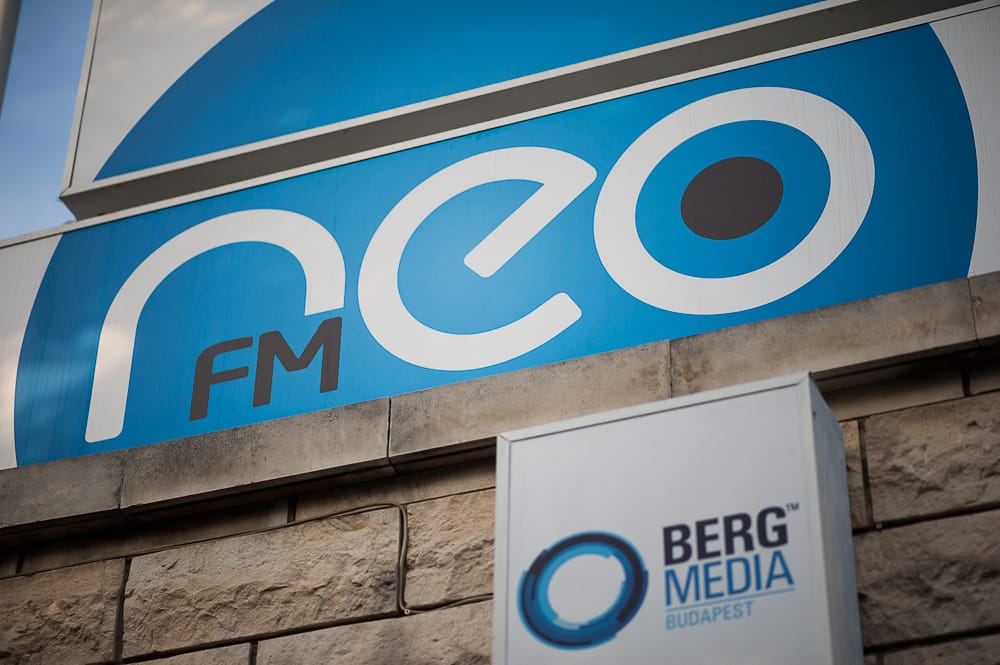 Botrányban született, úgy is múlik el a Neo FM