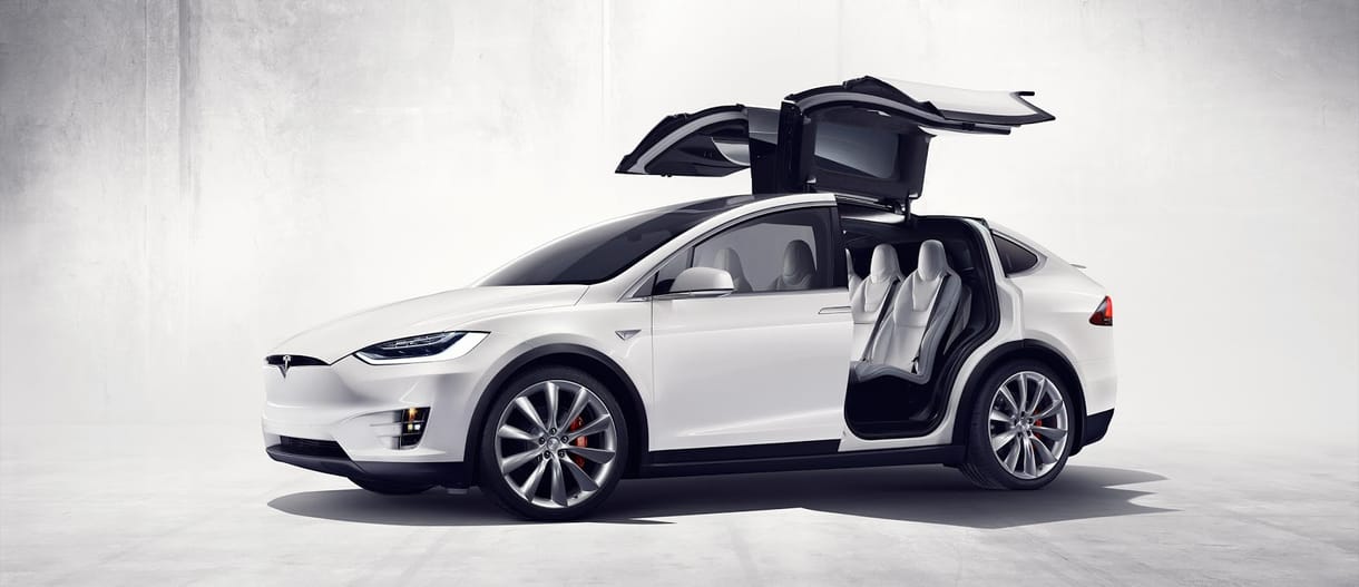 Életveszélyes hibát találtak a Teslában, 11 000 Model X-et hívnak vissza