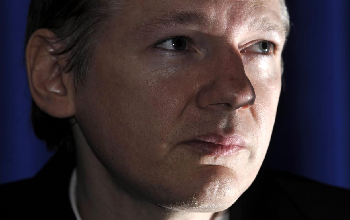 Assange szerződésszegéssel vádolja kiadóját