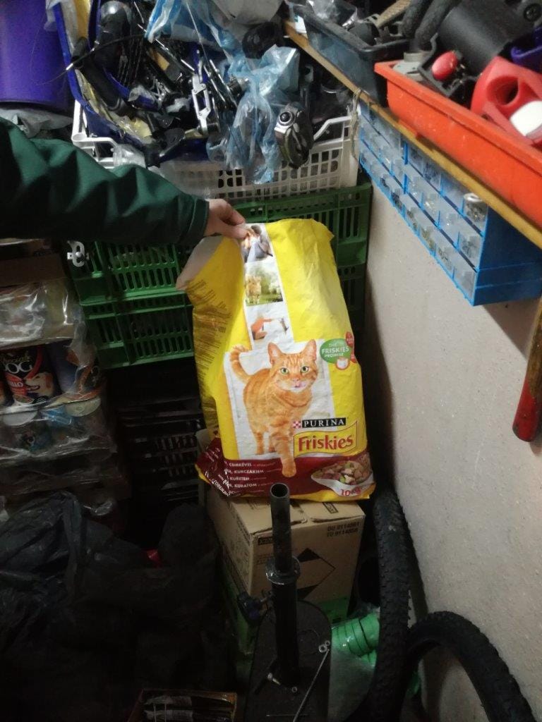 Cicatápba rejtett cigarettát fülelt le a NAV