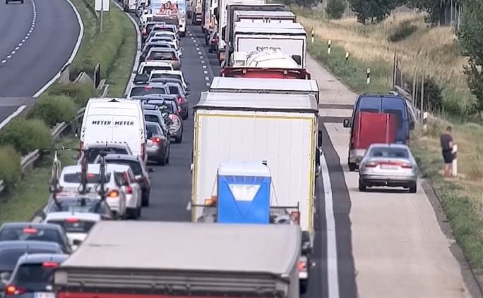 A rendőrök előtt kezdett kreatív dugókerülésbe egy furgonos
