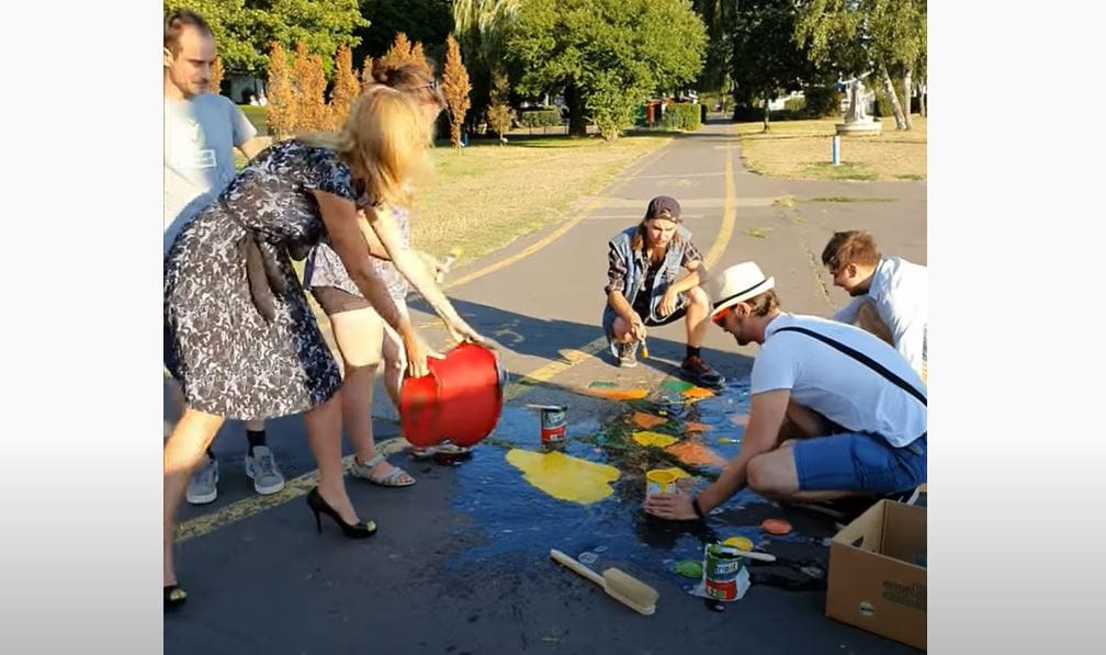 A Mi Hazánk politikusa egy vödör vízzel akarta eltüntetni a Kutyapárt lemoshatatlan festékét Vácon