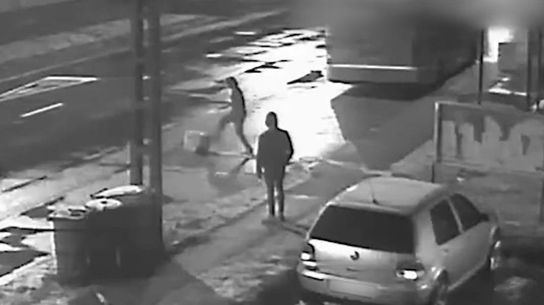 Hótömböt rakott egy férfi és egy gyerek az útra, egy kocsi pedig telibe találta