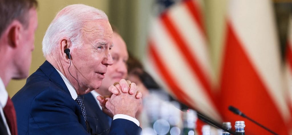 Joe Biden a NATO-csúcs előtt meglátogatja III. Károlyt