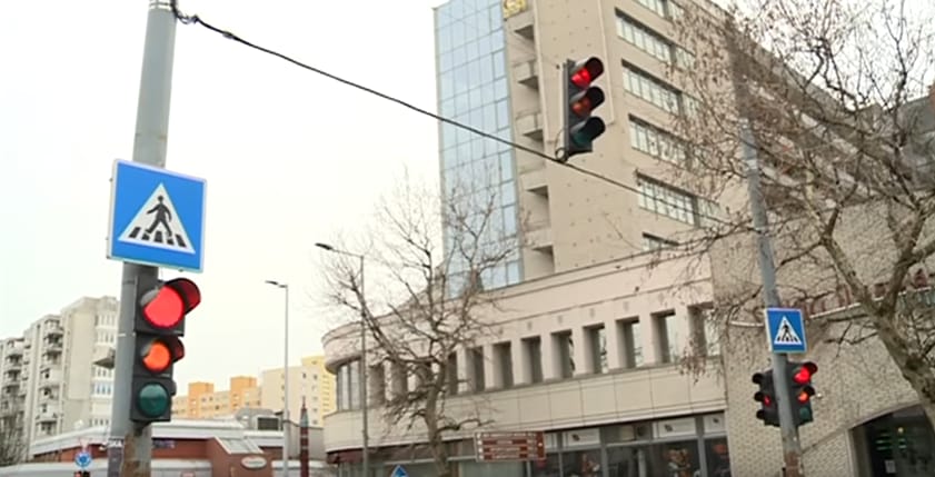 A nap trollja a megkergült kecskeméti jelzőlámpa - videó