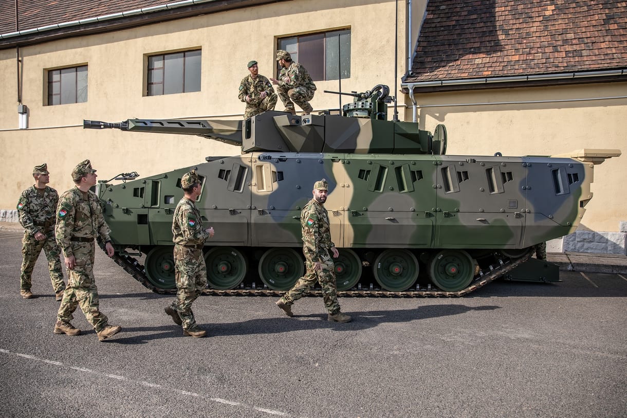 Vasárnap a Hősök terén bárki megnézheti a honvédség új tankjait