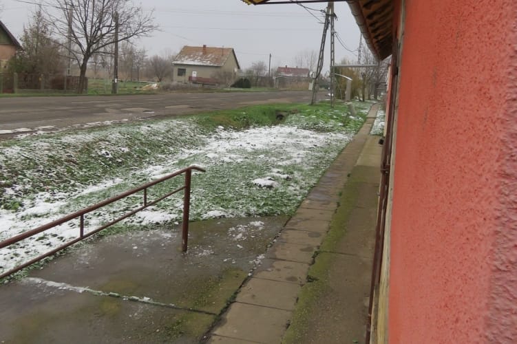 Halálra fagyott a söröző előtt: emberölés miatt nyomoznak