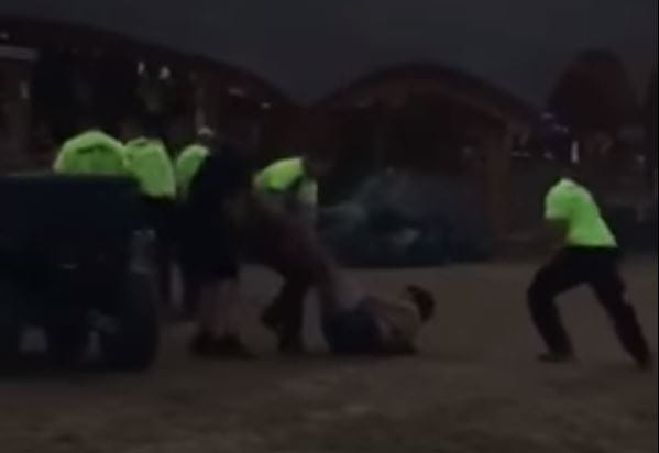 Valamiért összevertek a biztonságiak egy férfit az Ozora Fesztiválon – videó