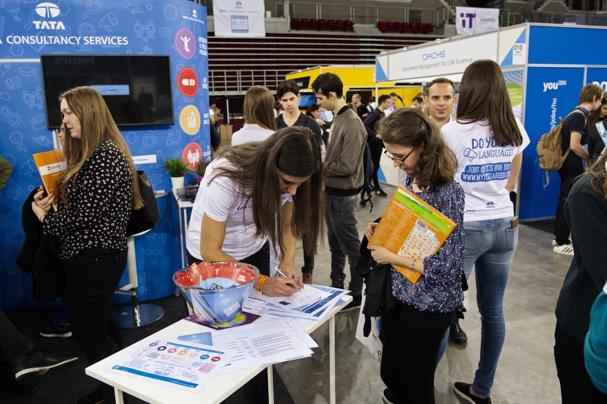Itt egy unott képű „háeres” nem rúg labdába, HVG Állásbörze a digitális korban
